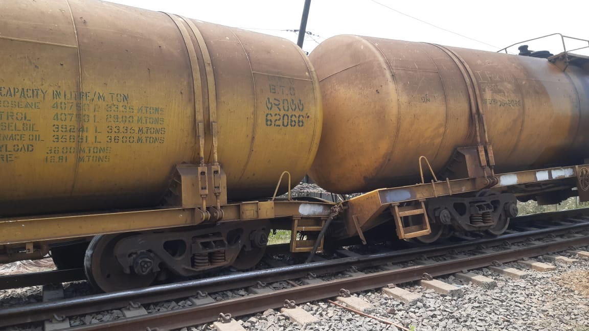 ২৮ ঘণ্টা পরও দুর্ঘটনাকবলিত লাইন অচল, অপর লাইনে চলছে ট্রেন