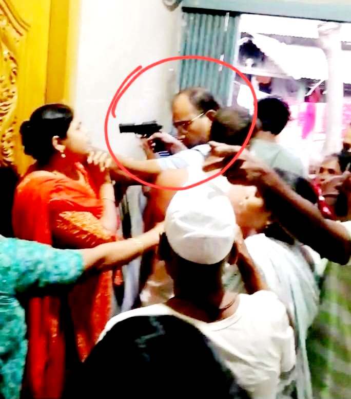 আসামিকে না পেয়ে স্ত্রীর মাথায় পিস্তল ধরে, ‘শিশুকে আঘাত’ করে ডিবি