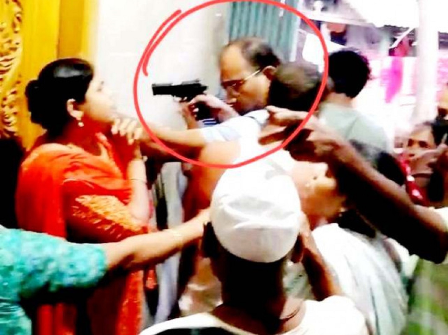 আসামির স্ত্রীর মাথায় পিস্তল তাক, এসআইসহ ৮ জনের বিরুদ্ধে আদালতে অভিযোগ