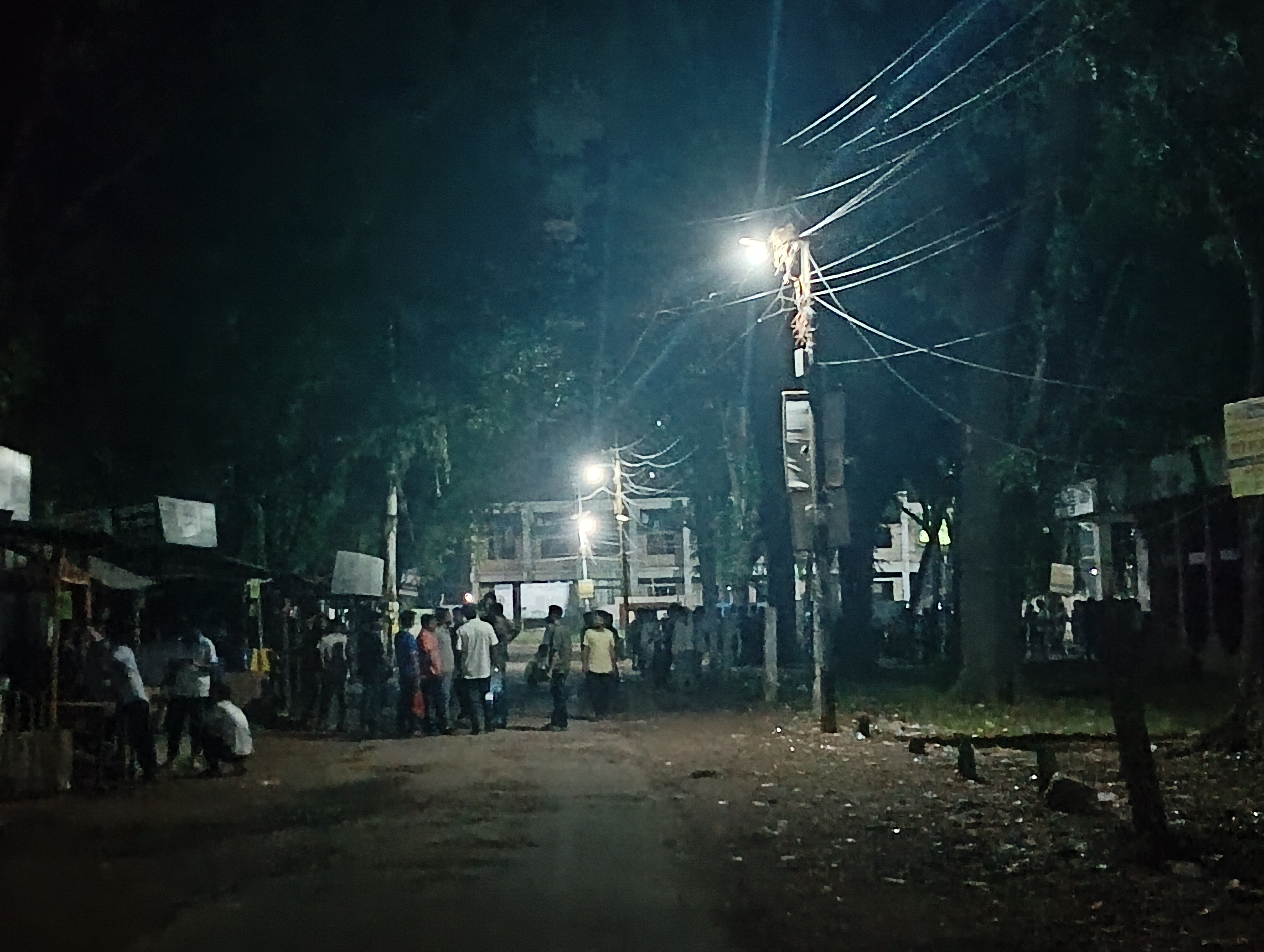 ক্যাম্পাসে রাত ২টায় অস্ত্র নিয়ে রাবি ছাত্রলীগের মহড়া