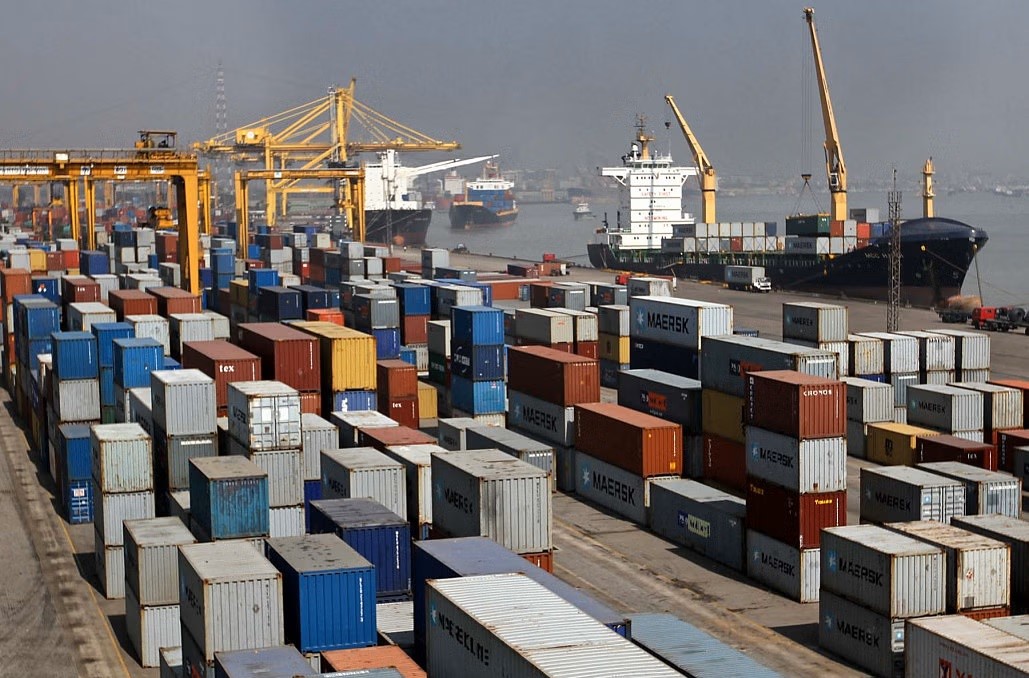 চট্টগ্রাম বন্দর চ্যানেলে আটকা পড়েছে জাহাজ