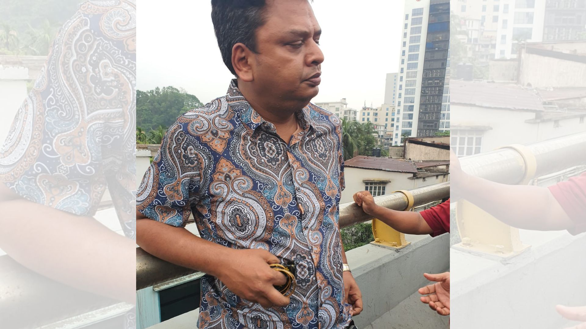 প্রবাসীর স্বর্ণ ছিনতাইকালে পুলিশের এসআই ও সোর্স আটক