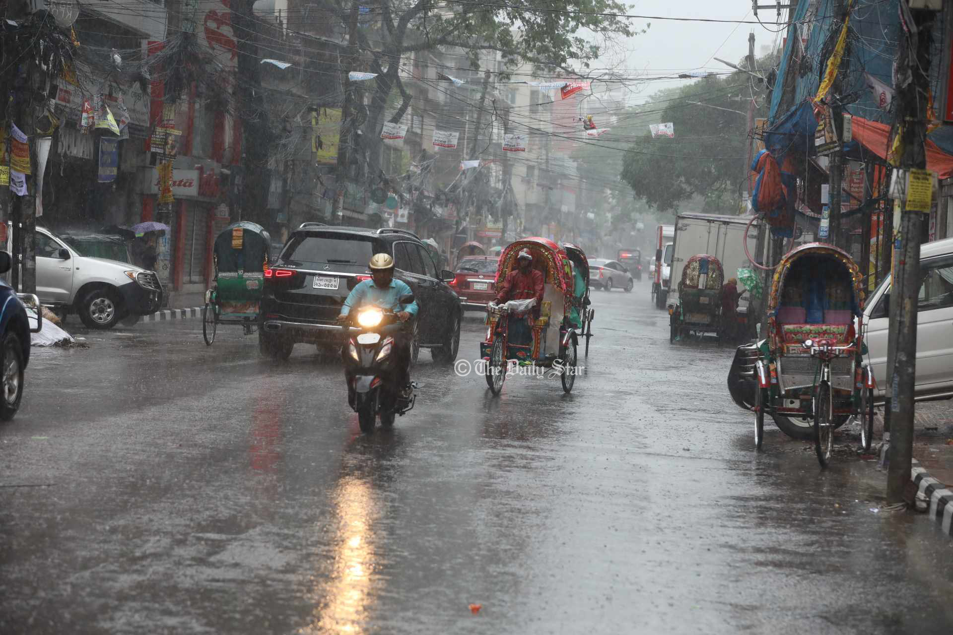 ঘূর্ণিঝড় রিমাল: সারাদিন হবে বৃষ্টি, দুর্ভোগে ঢাকাবাসী