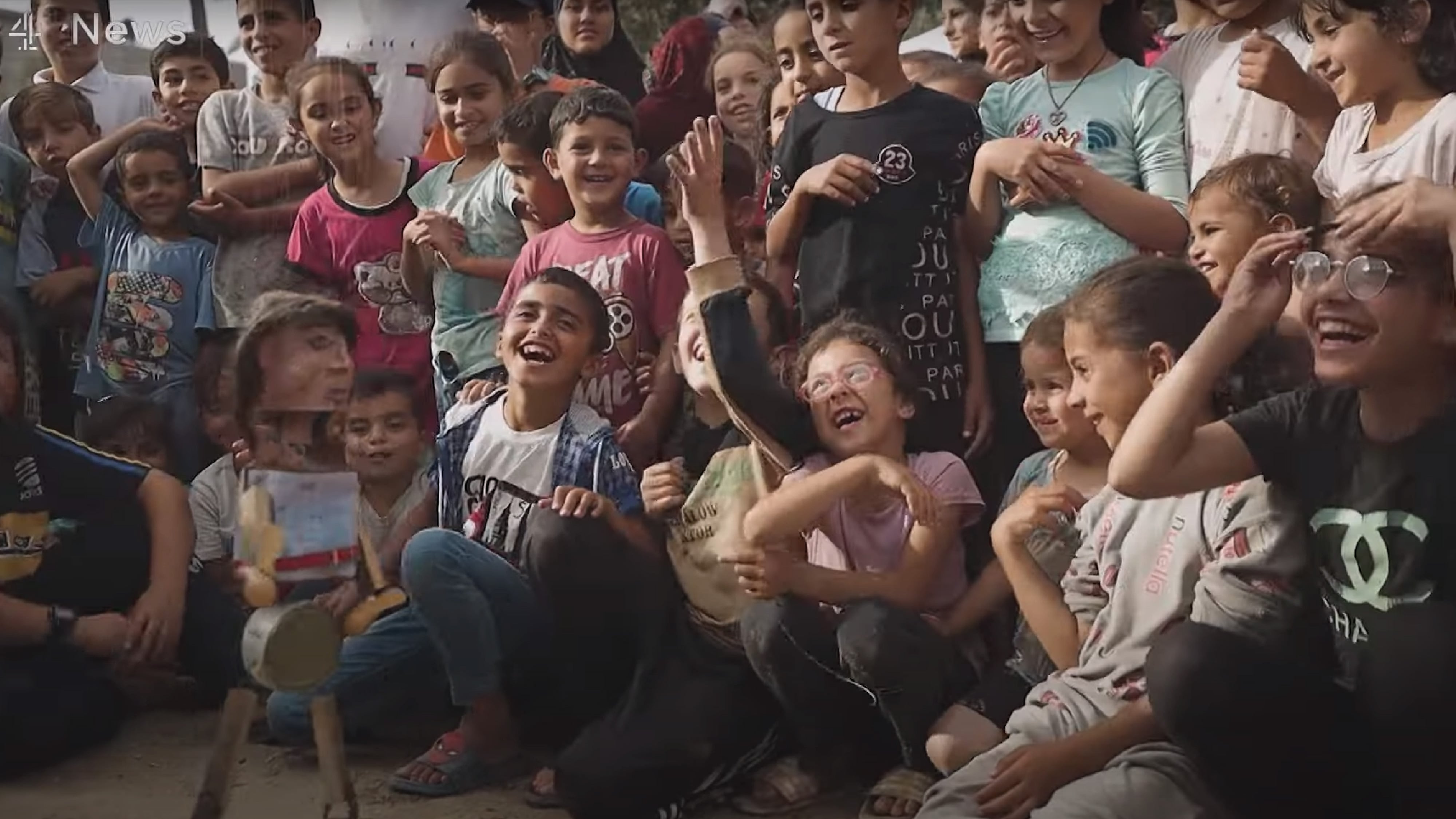 মৃত্যু উপত্যকায় শিশুদের মুখে হাসি ফোটানো পাপেটশিল্পী