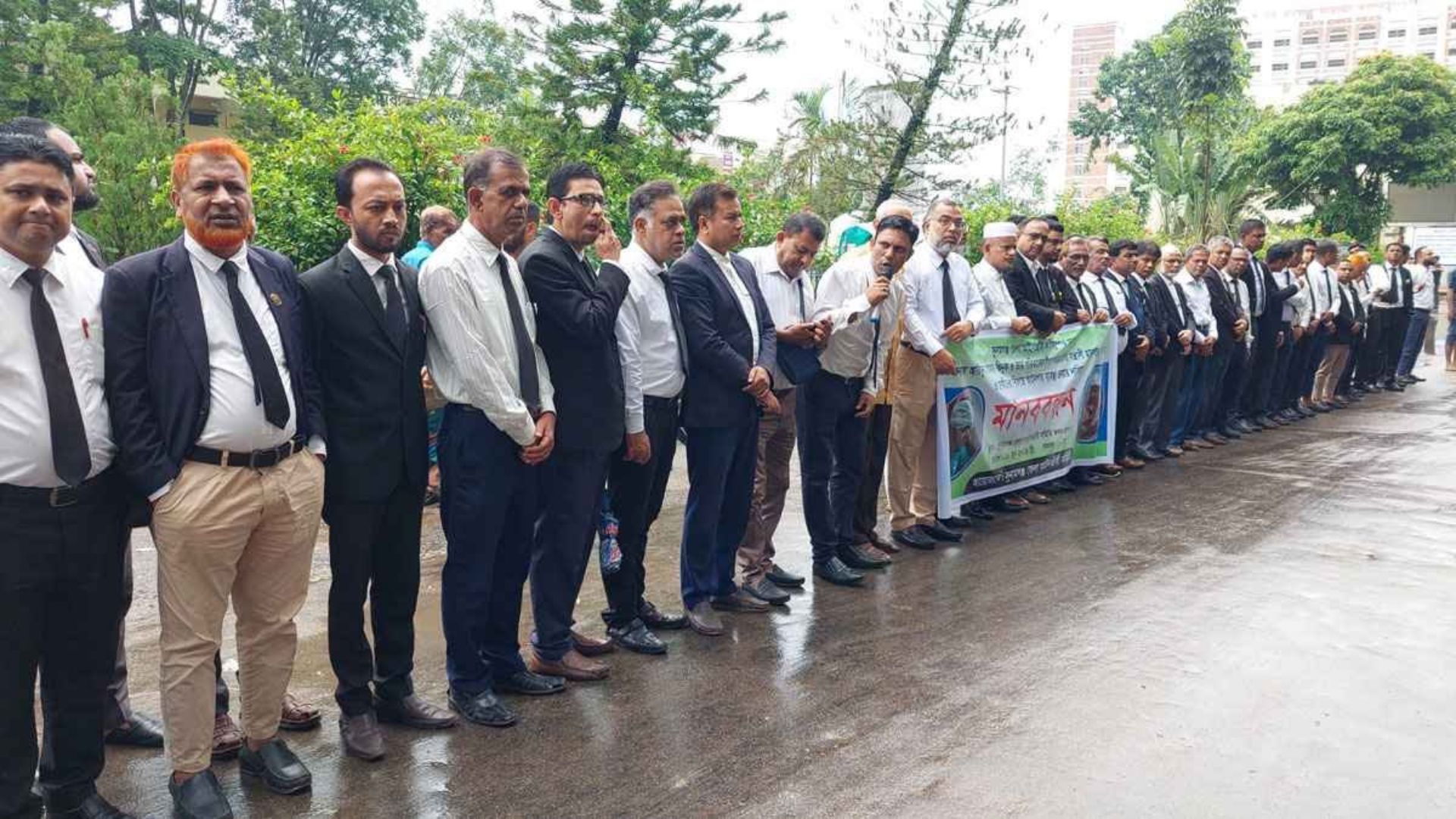 পরাজিত প্রার্থীর ওপর বিজয়ীর হামলার প্রতিবাদে মানববন্ধন
