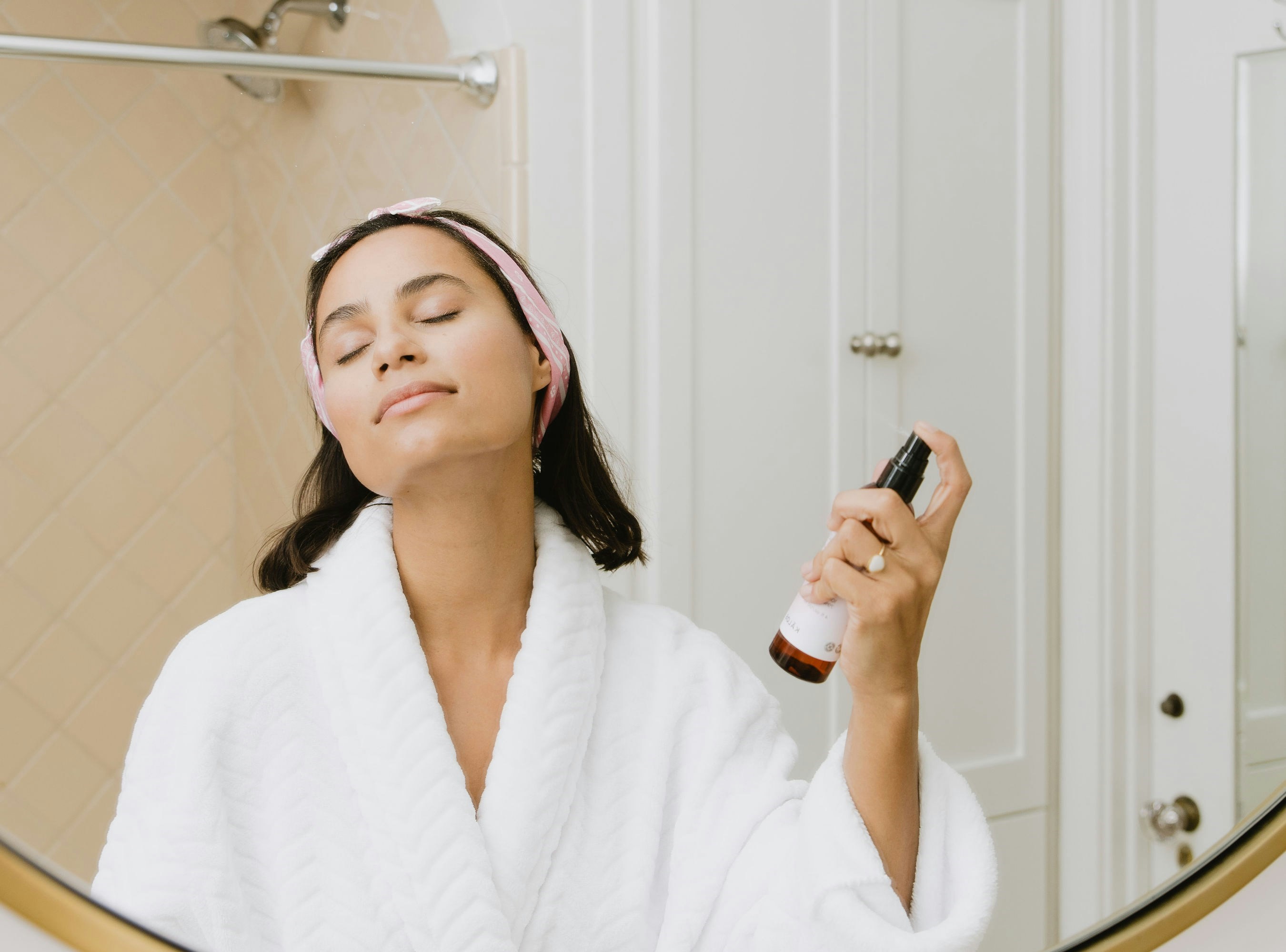 রাতে ঘুমানোর আগে ত্বকের যত্ন নেবেন যেভাবে