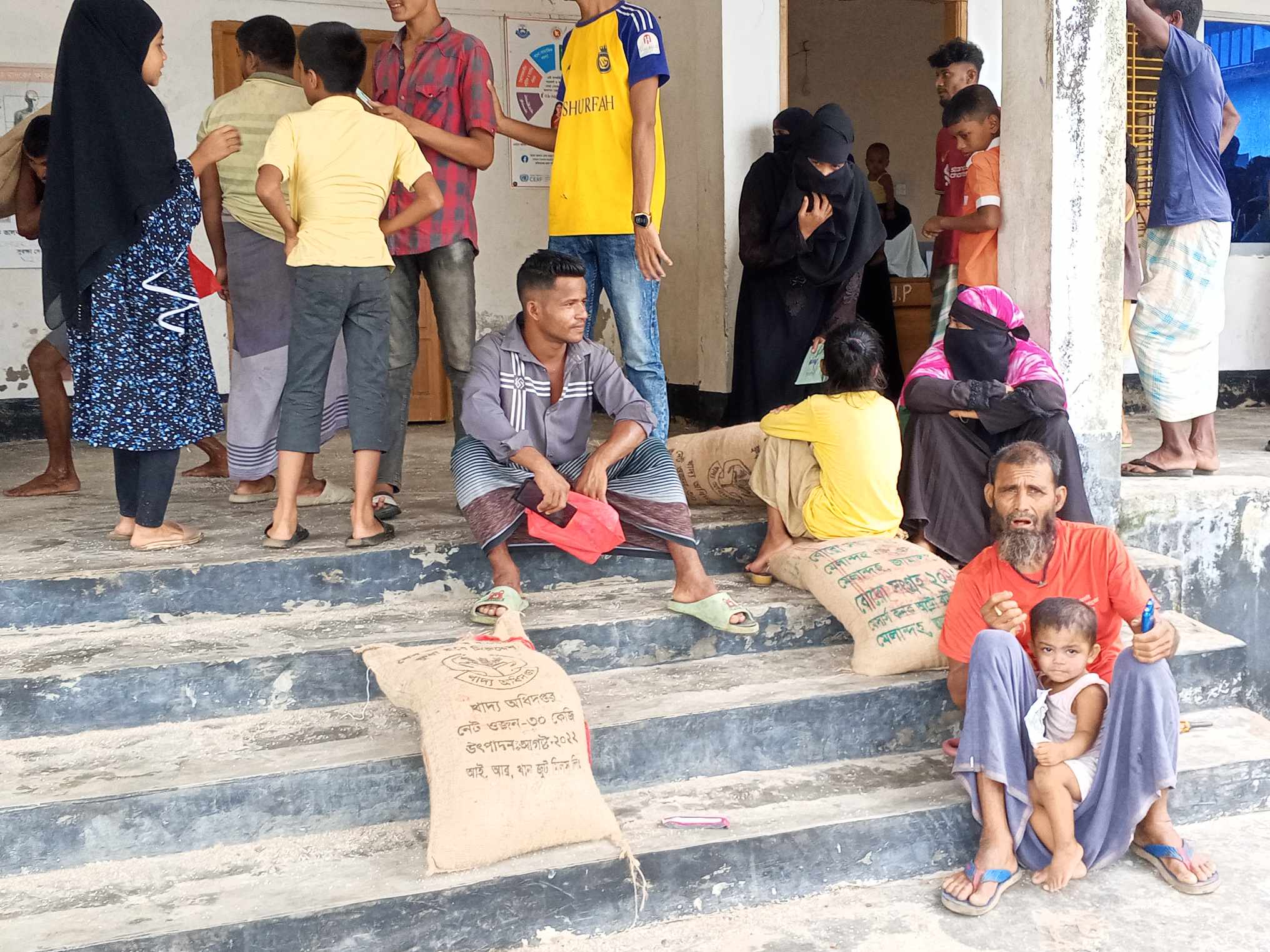 সেন্টমার্টিনে পণ্যসামগ্রী পোঁছালেও দুরবস্থা কাটেনি