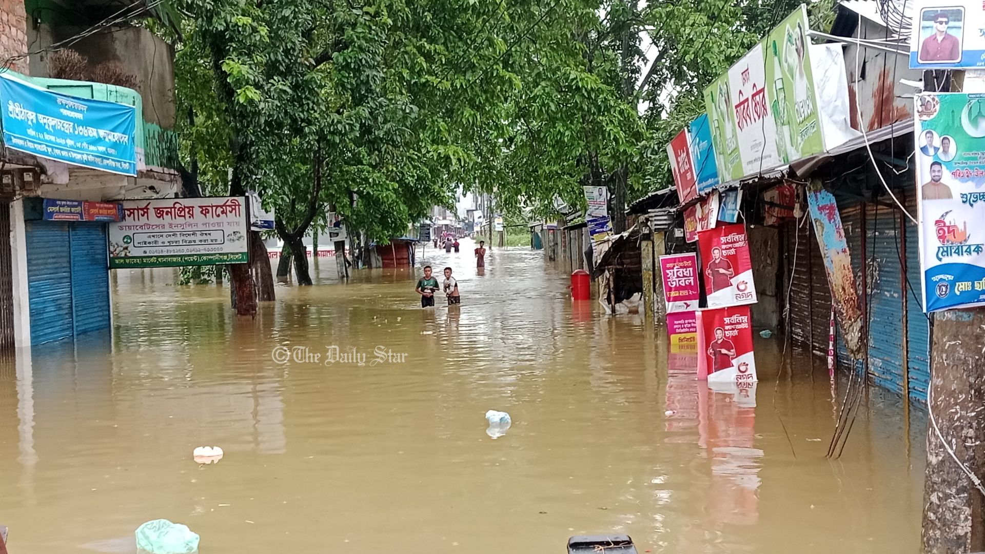সিলেট-সুনামগঞ্জে বন্যা: সাড়ে ১২ লাখ মানুষ পানিবন্দি, আশ্রয়কেন্দ্রে ৩০ হাজার