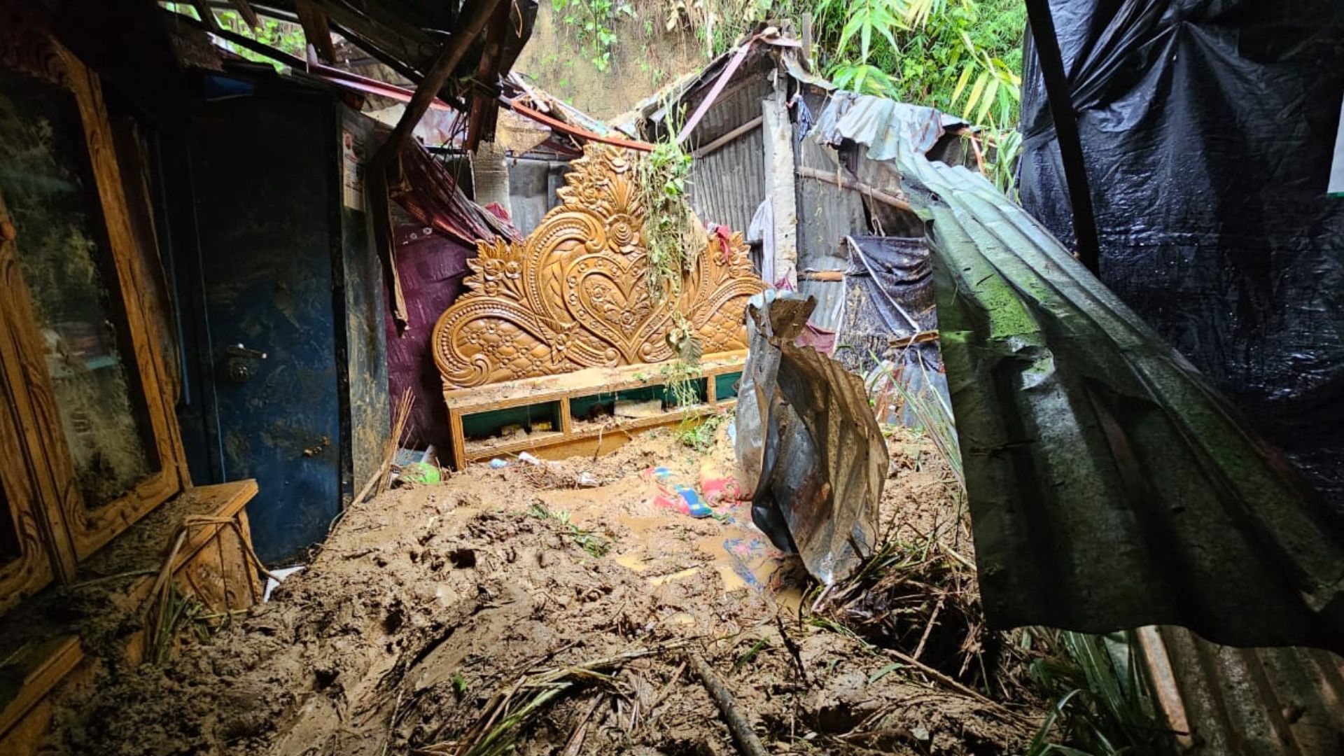 কক্সবাজারে পাহাড় ধসে দম্পতির মৃত্যু