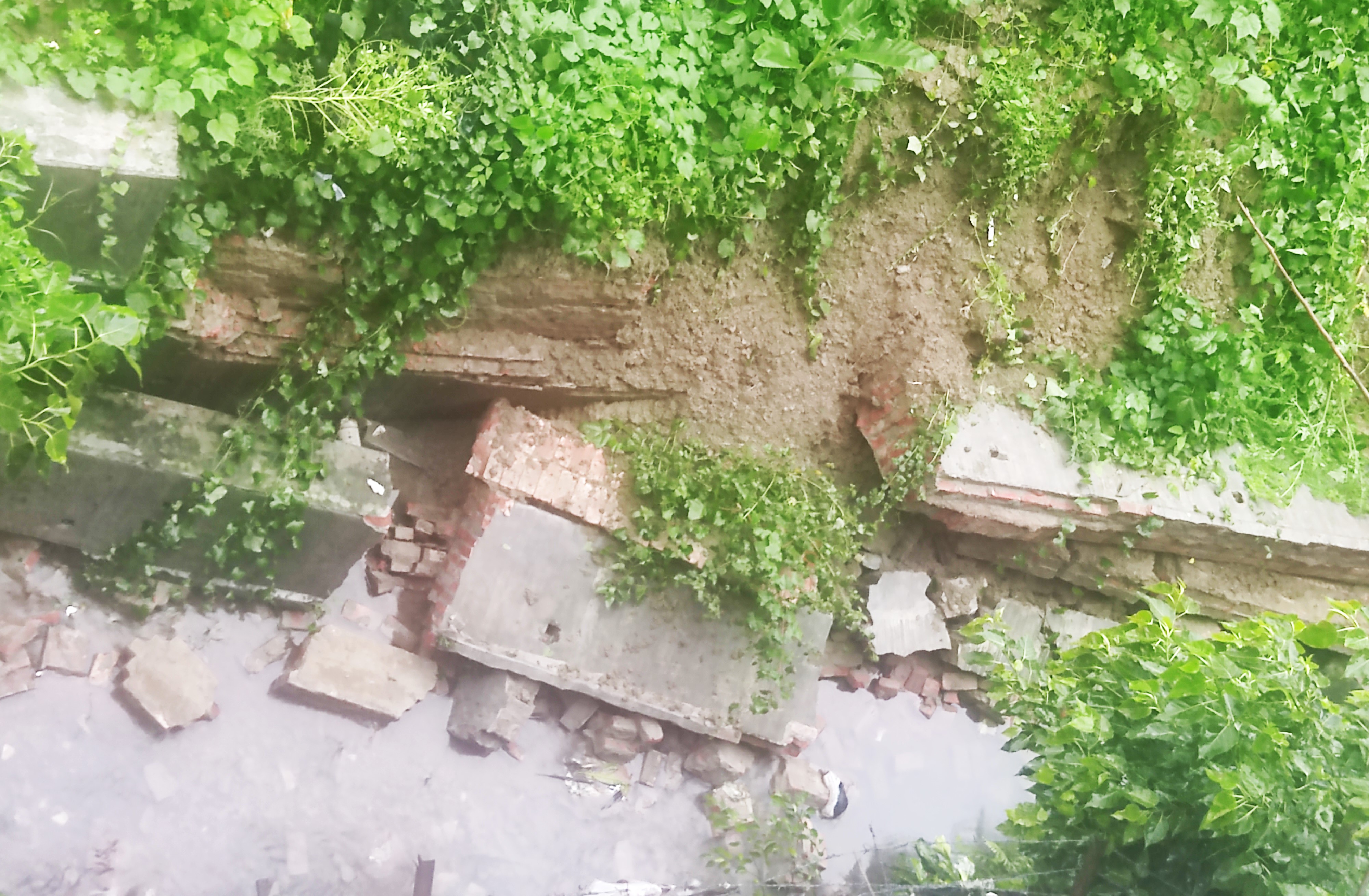 নির্মাণকাজ চলাকালে ধসে পড়ল চসিক প্রকল্পের কবরস্থানের দেয়াল