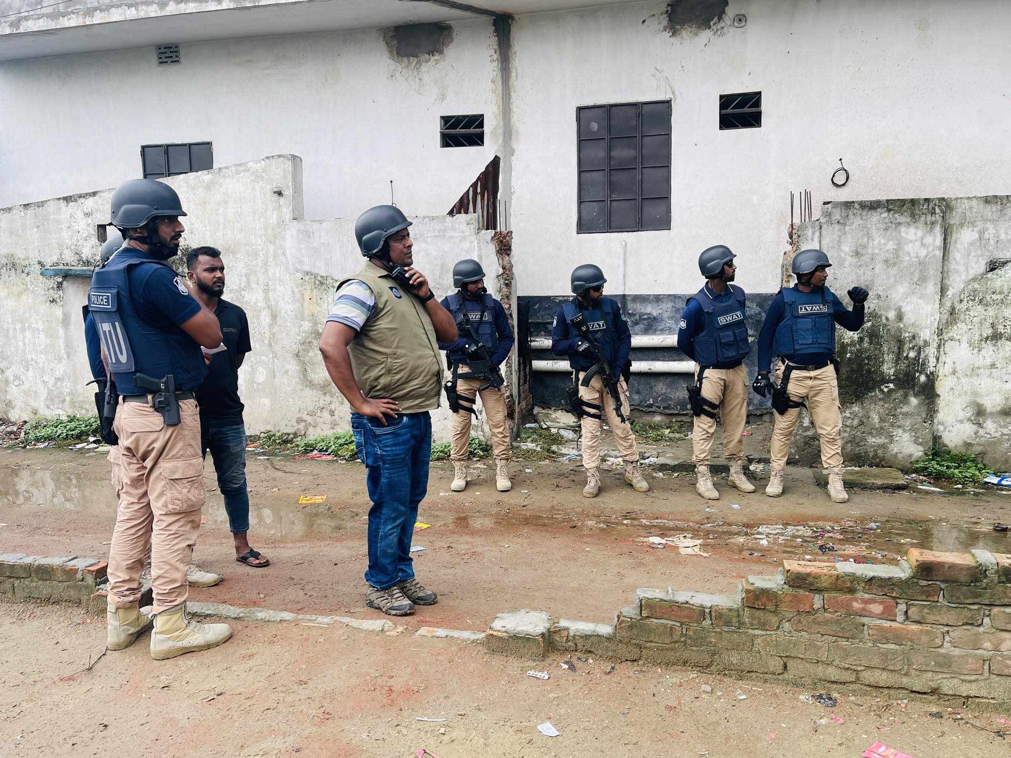 নারায়ণগঞ্জে জঙ্গি আস্তানা সন্দেহে ৪ তলা বাড়ি ঘিরে রেখেছে এটিইউ