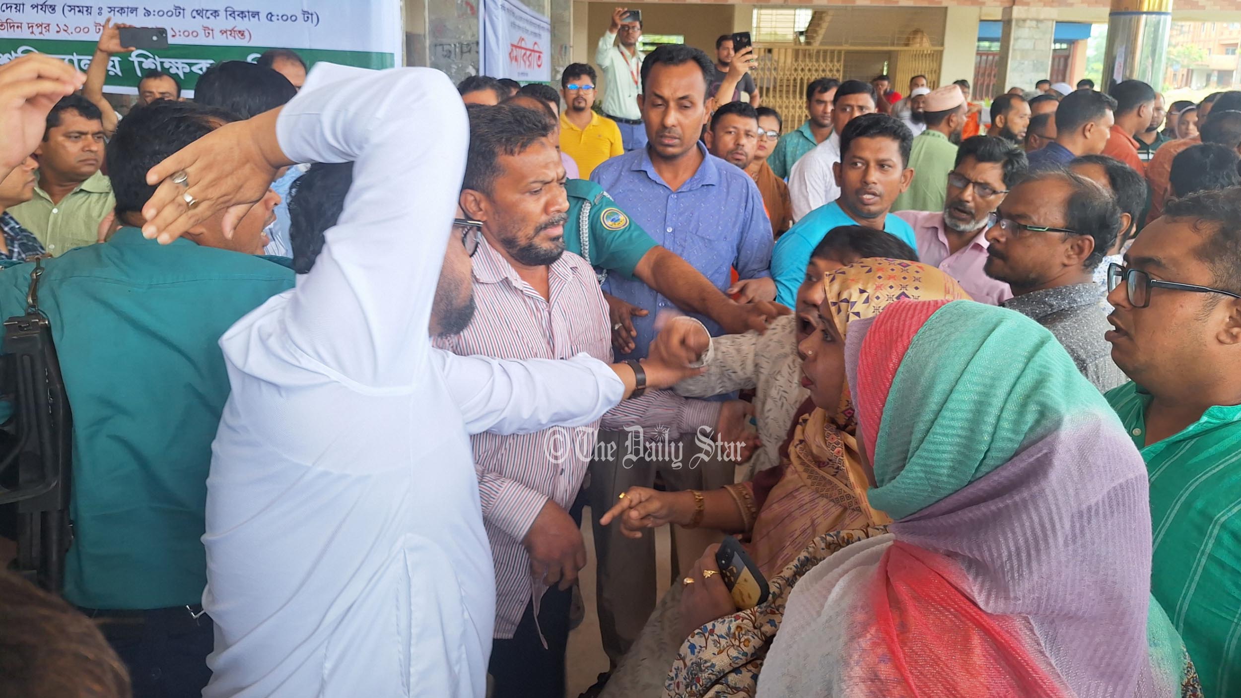 বরিশাল বিশ্ববিদ্যালয়ে পেনশন স্কিম নিয়ে ২ গ্রুপের সংঘর্ষে আহত ১০