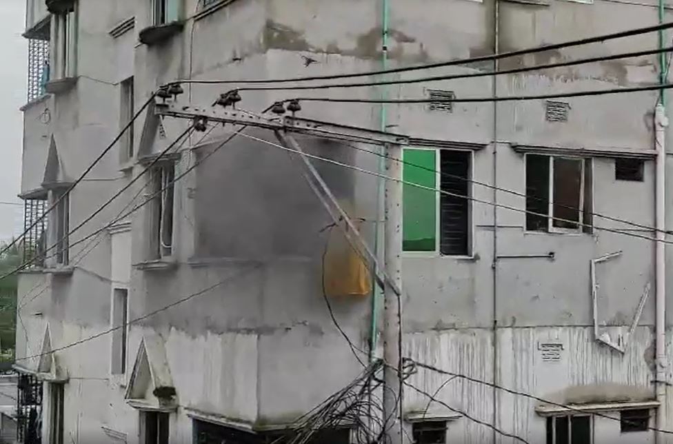 নারায়ণগঞ্জে জঙ্গি অভিযান: তৃতীয় তলার ফ্ল্যাটে বিকট শব্দে বিস্ফোরণ