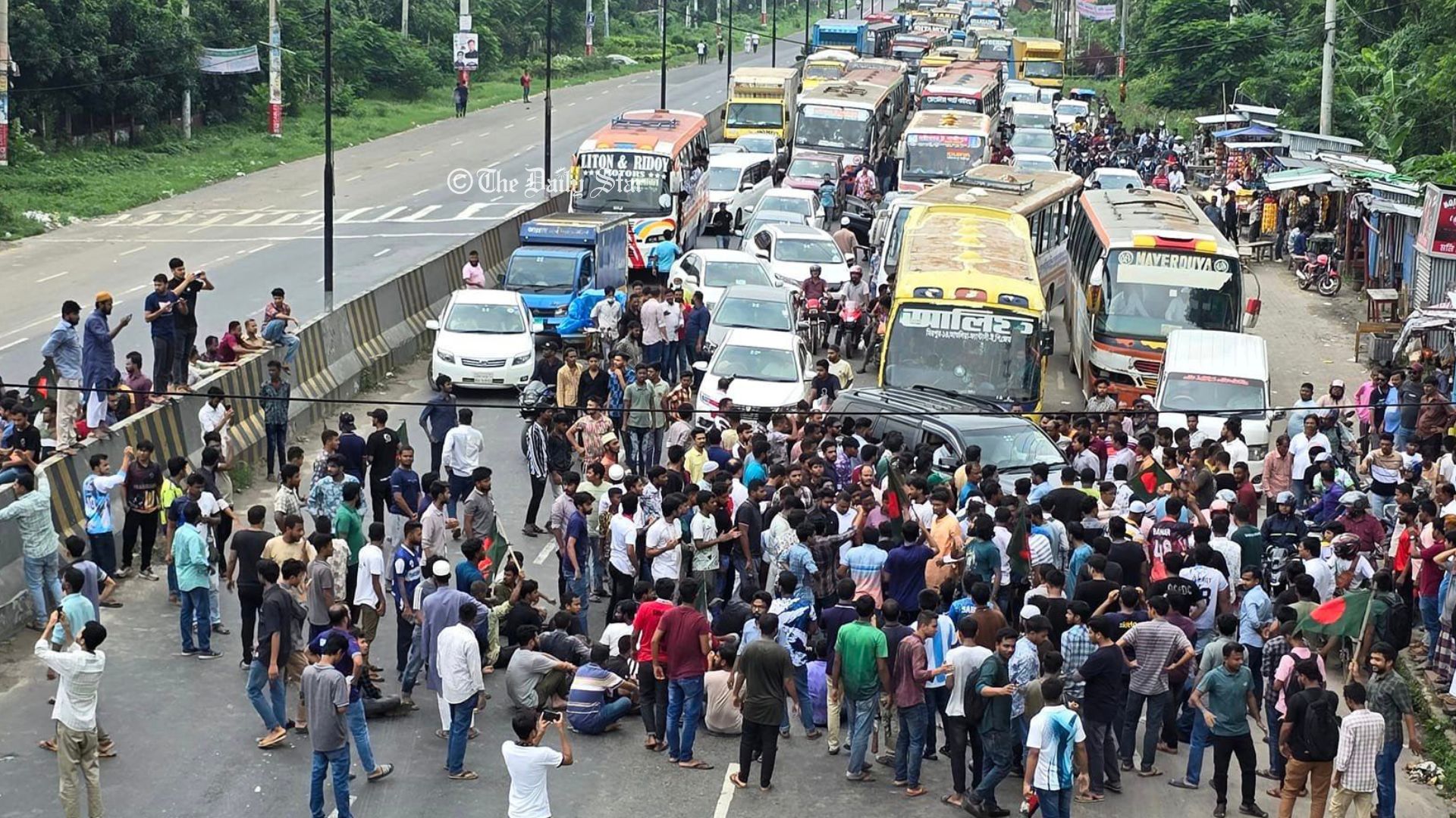 কোটা বাতিলের দাবিতে ২ ঘণ্টা ঢাকা-আরিচা মহাসড়ক অবরোধ জাবি শিক্ষার্থীদের