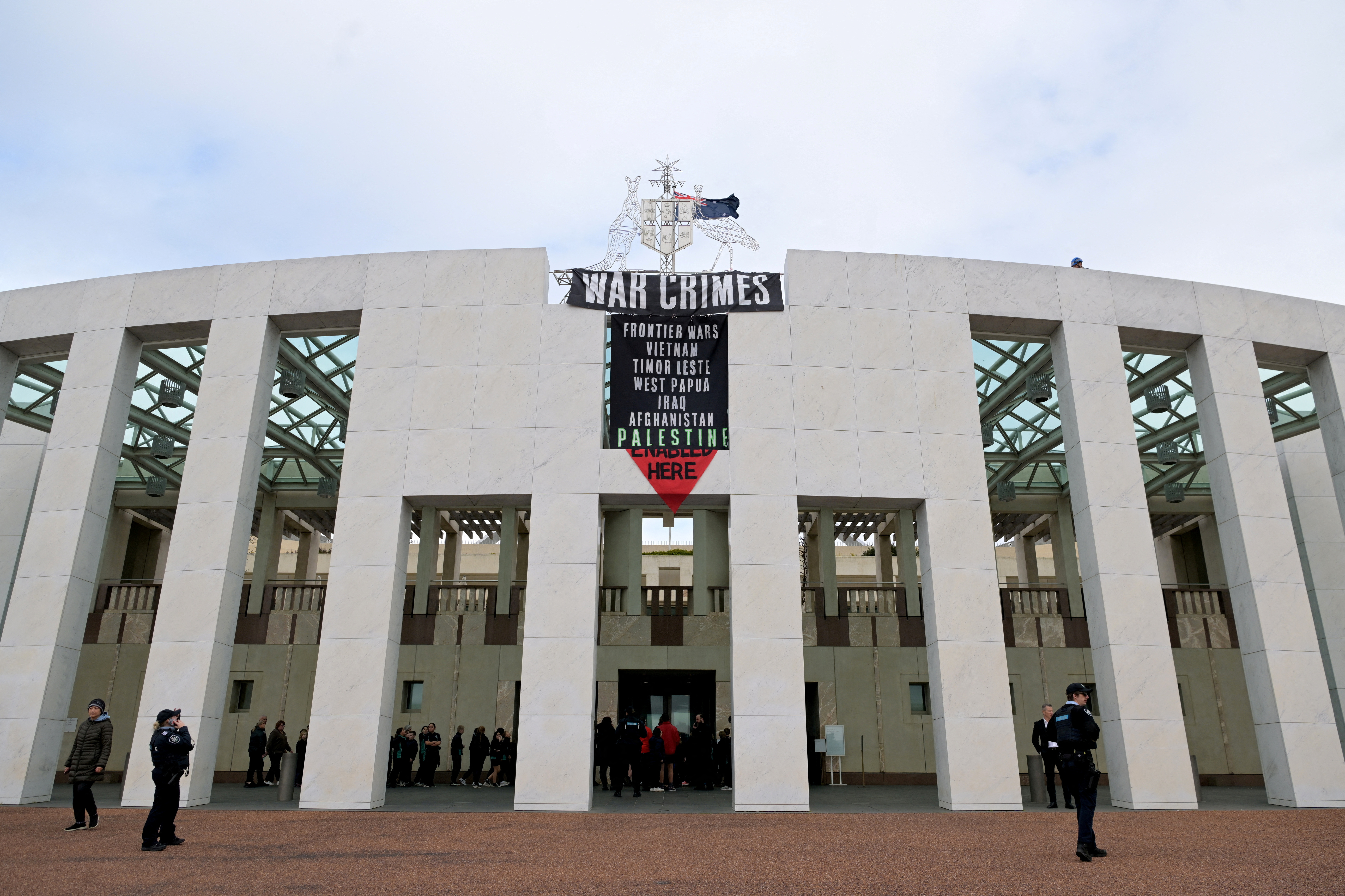 অস্ট্রেলিয়ার পার্লামেন্টের ছাদে উঠে ইসরায়েলি গণহত্যার বিরুদ্ধে বিক্ষোভ