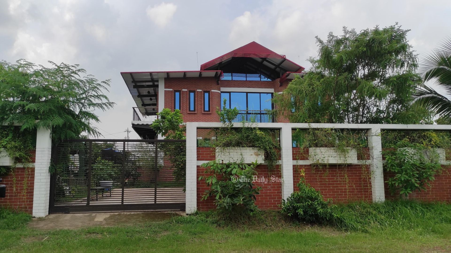 বেনজীরের পূর্বাচলের বাড়িতে তল্লাশি চালিয়ে যা পাওয়া গেল