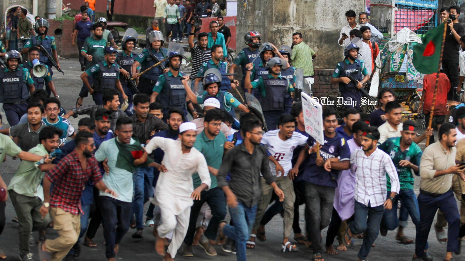 চট্টগ্রামে শিক্ষার্থীদের মিছিলে পুলিশের লাঠিচার্জের অভিযোগ