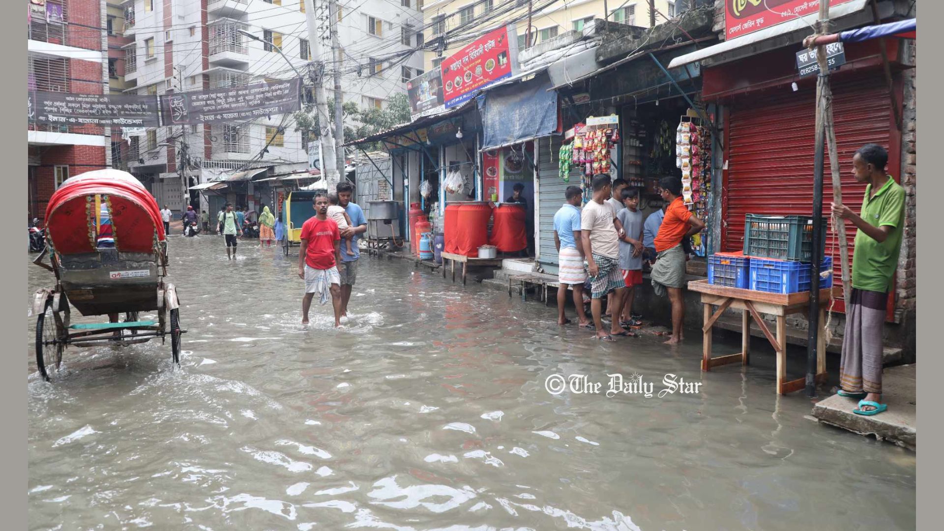 ঢাকার অনেক এলাকার সড়ক এখনো পানির নিচে