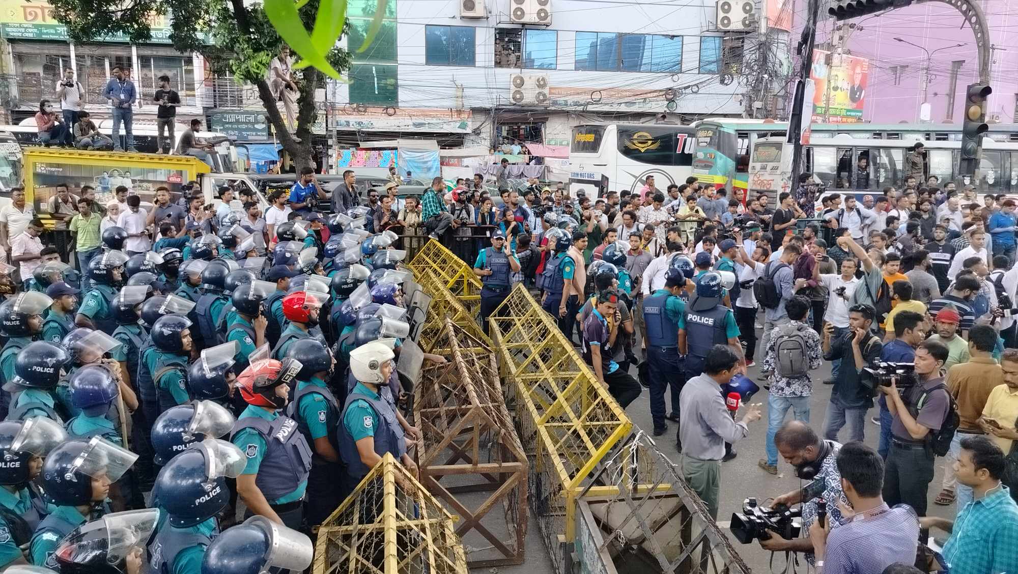 পুলিশের ব্যারিকেড সরিয়ে বঙ্গভবনের দিকে শিক্ষার্থীদের মিছিল