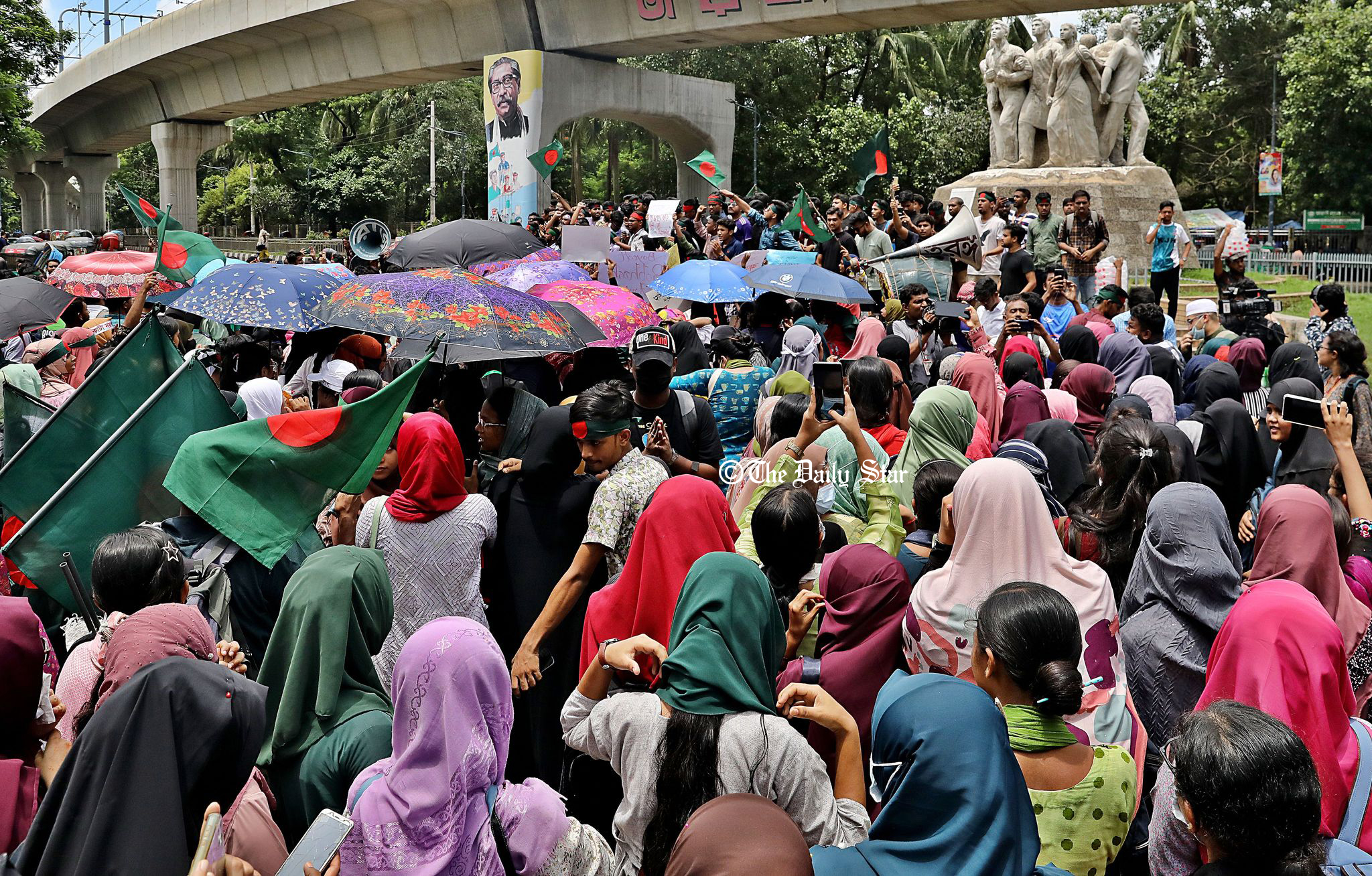 স্লোগানে উত্তাল ঢাকা বিশ্ববিদ্যালয়