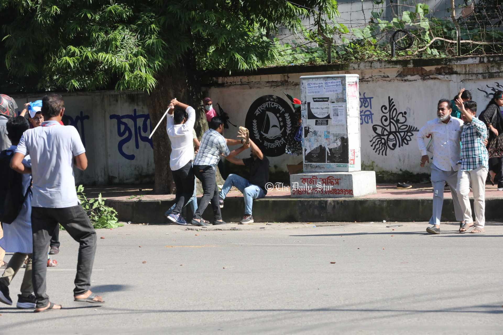 প্রবীর দাশের ক্যামেরায় ঢাবিতে ছাত্রলীগের হামলার চিত্র