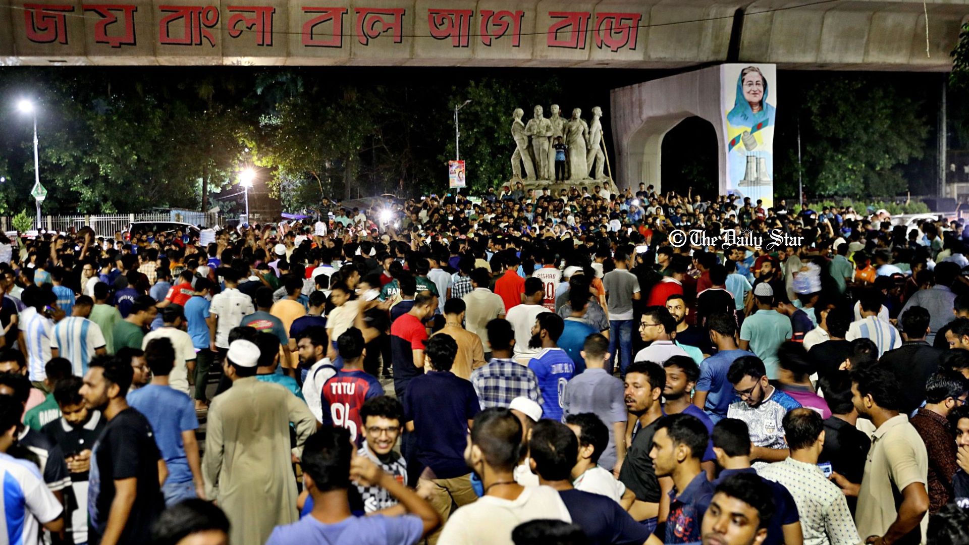 আনিসুর রহমানের ক্যামেরায় মধ্যরাতের উত্তাল ঢাকা বিশ্ববিদ্যালয়