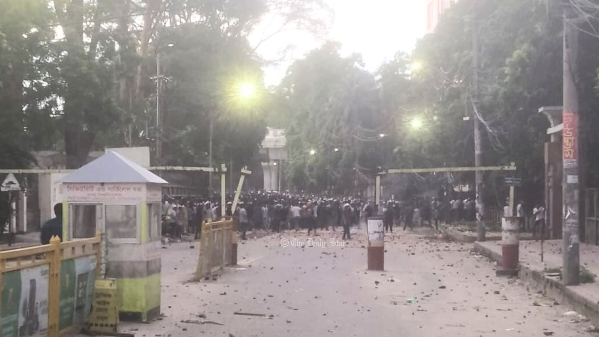 শহীদুল্লাহ হলে ছাত্রলীগকে ঢুকতে শিক্ষার্থীদের বাধা, বাইরে ককটেল বিস্ফোরণ