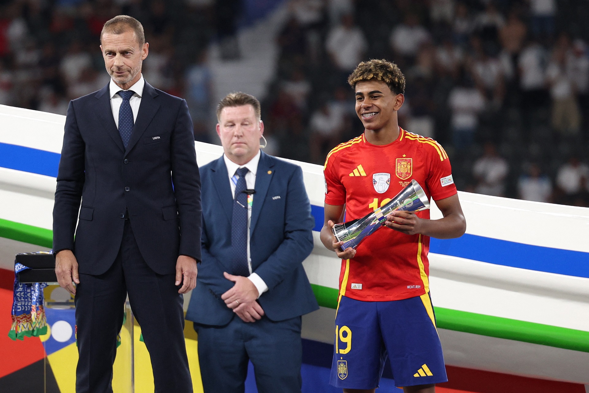 ইউরোর সেরা তরুণ খেলোয়াড় ইয়ামাল, ফাইনালে গড়লেন দুই রেকর্ড