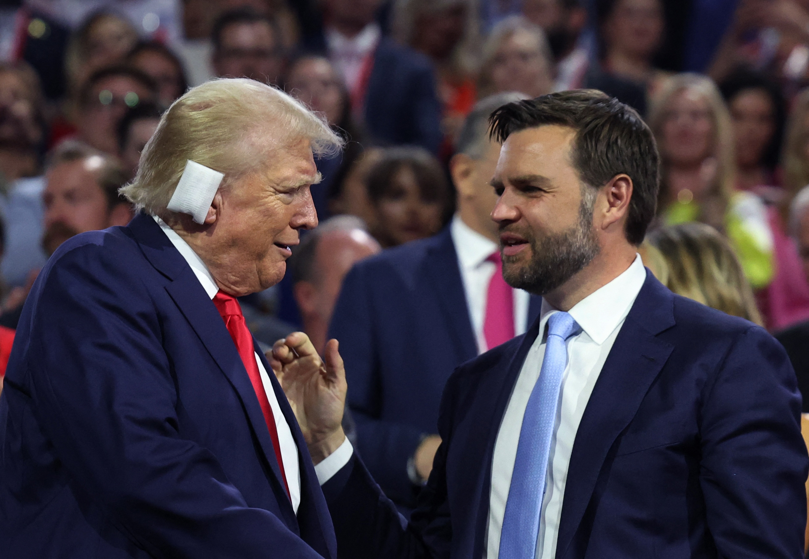 কানে ব্যান্ডেজ নিয়ে রিপাবলিকান কনভেনশনে ট্রাম্প, ঘোষণা করলেন ভাইস প্রেসিডেন্ট প্রার্থীর নাম