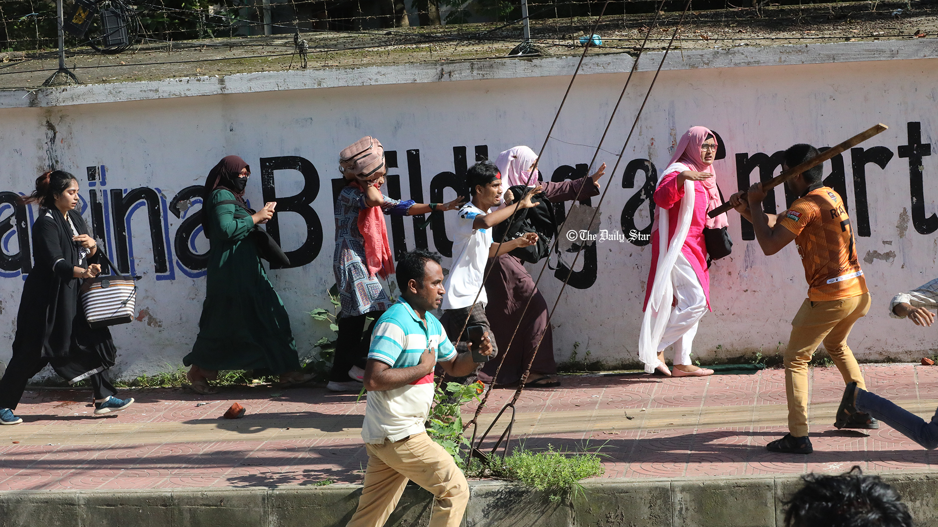 প্রবীর দাশের ছবিতে ছাত্রীদের ওপর ছাত্রলীগের হামলার খন্ডচিত্র