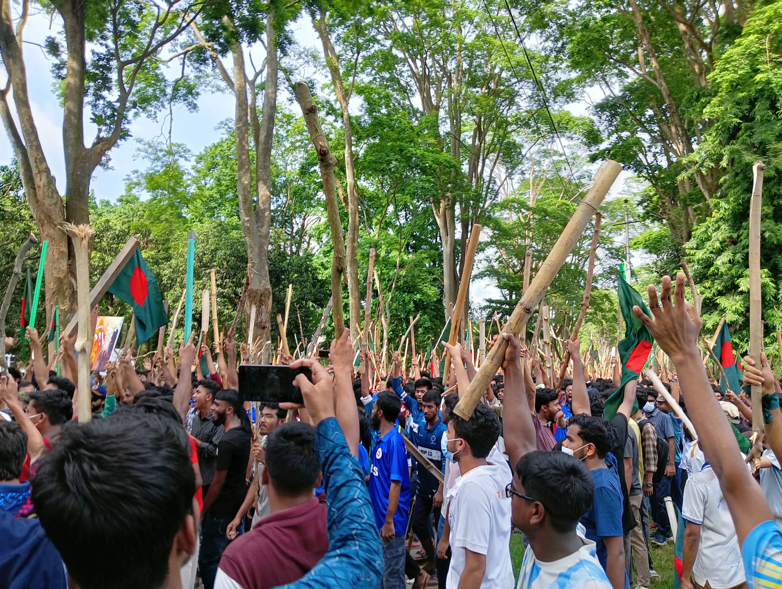 রাবিতে শিক্ষার্থীদের লাঠি মিছিল, ক্যাম্পাস ছাড়লেন ছাত্রলীগ সভাপতি-সম্পাদক