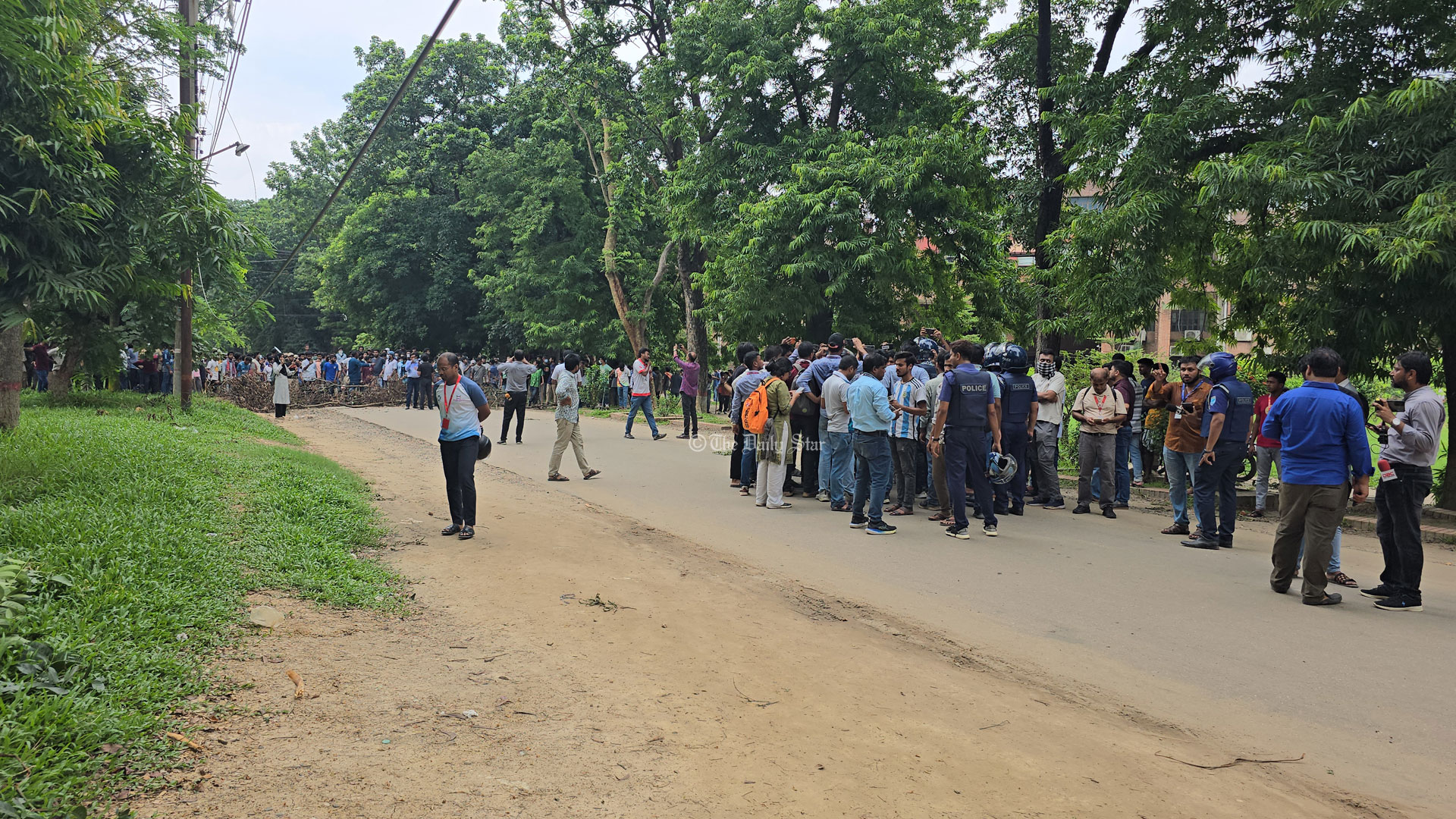 জাবি প্রশাসনিক ভবনে তালা, ভিসি-সিন্ডিকেট সদস্যরা অবরুদ্ধ