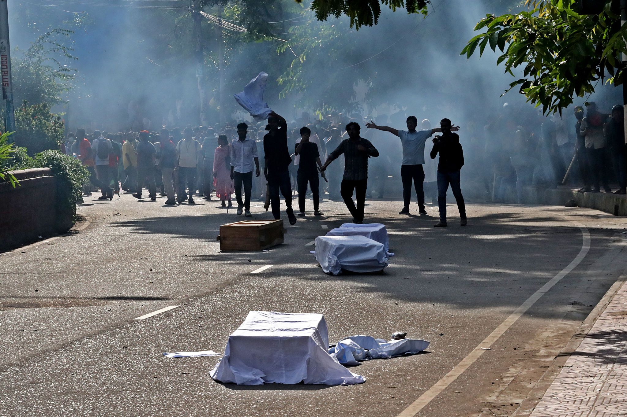 ঢাবিতে গায়েবানা জানাজা শেষে শিক্ষার্থীদের কফিন মিছিলে পুলিশের সাউন্ড গ্রেনেড