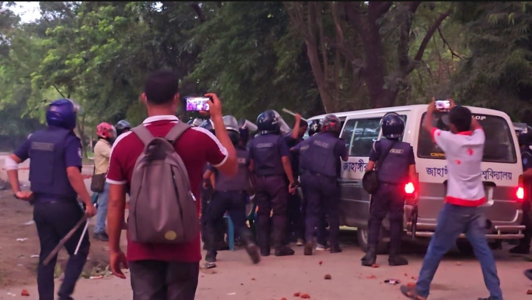 মারধরের ছবি তোলায় জাবি প্রথম আলো প্রতিনিধিকে পেটাল পুলিশ