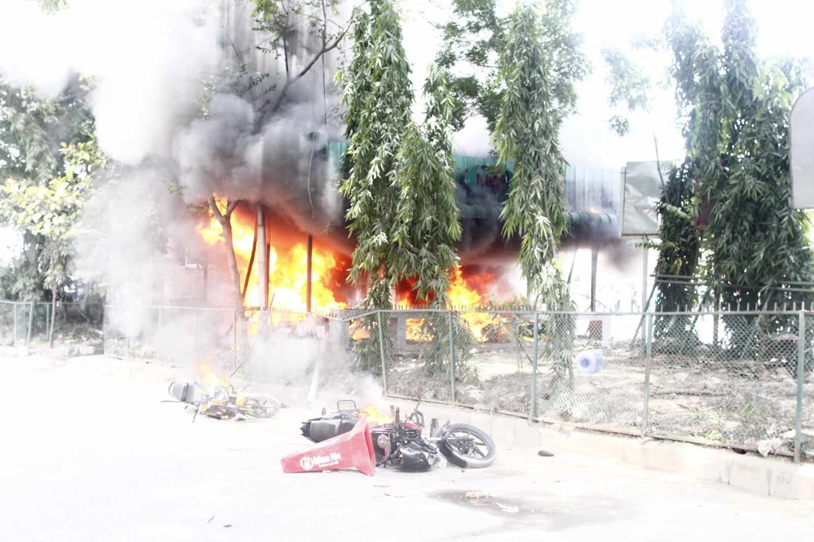 রামপুরায় পুলিশ বক্স ও অন্তত ১২ মোটরসাইকেলে আগুন