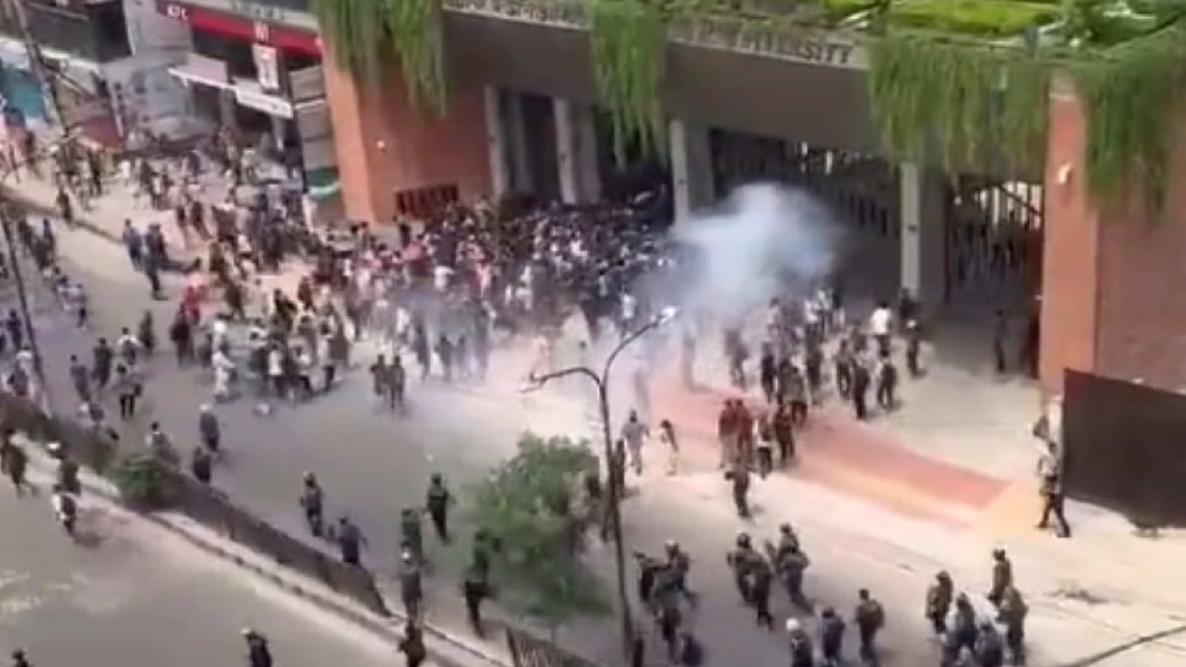 ব্র্যাক বিশ্ববিদ্যালয়ের ভেতরেও টিয়ারশেল, আন্দোলনকারীদের সঙ্গে পুলিশের সংঘর্ষ