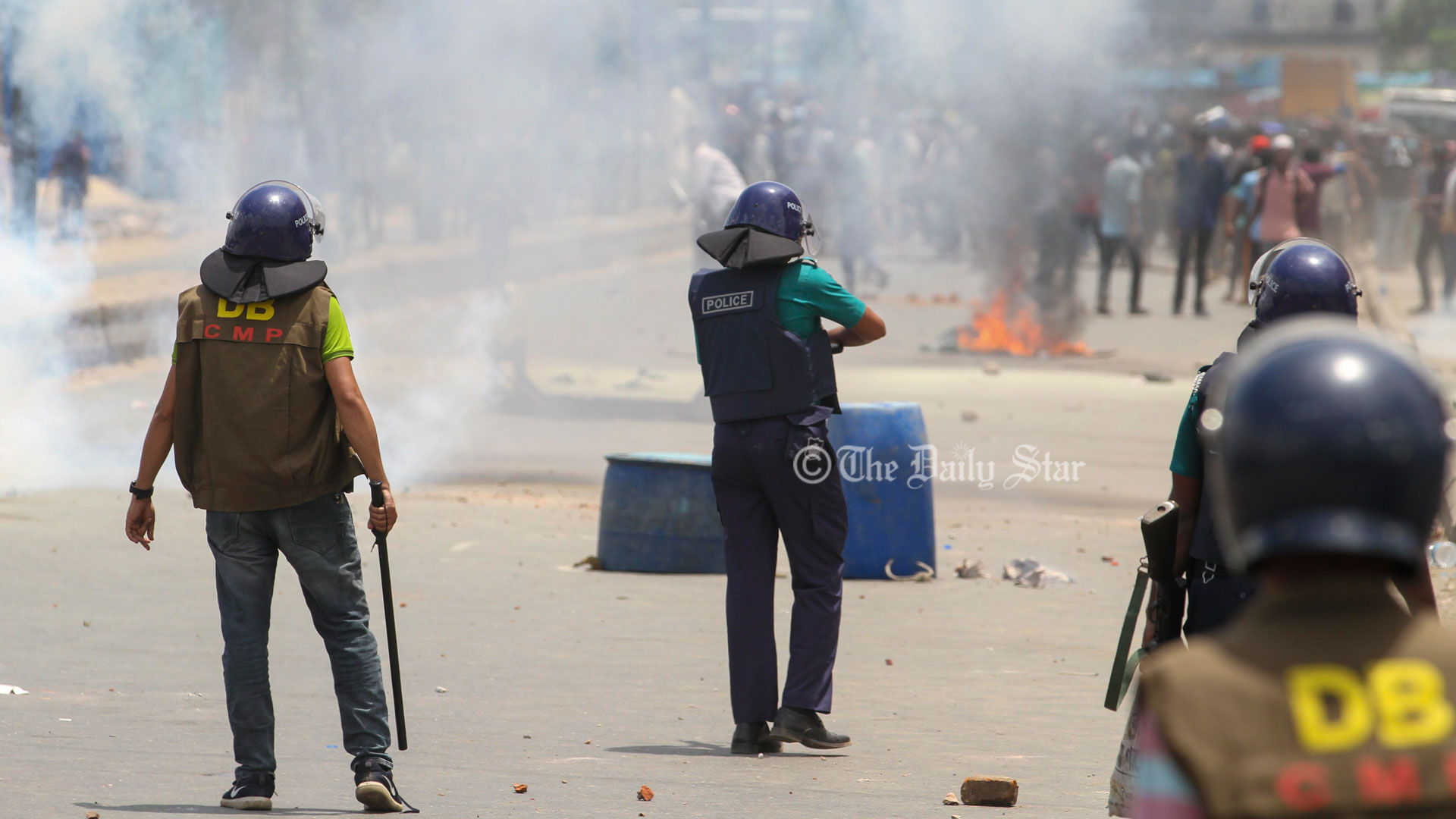 চট্টগ্রাম-কক্সবাজার সড়কে যান চলাচল বন্ধ, পুলিশের টিয়ার শেল-রাবার বুলেট