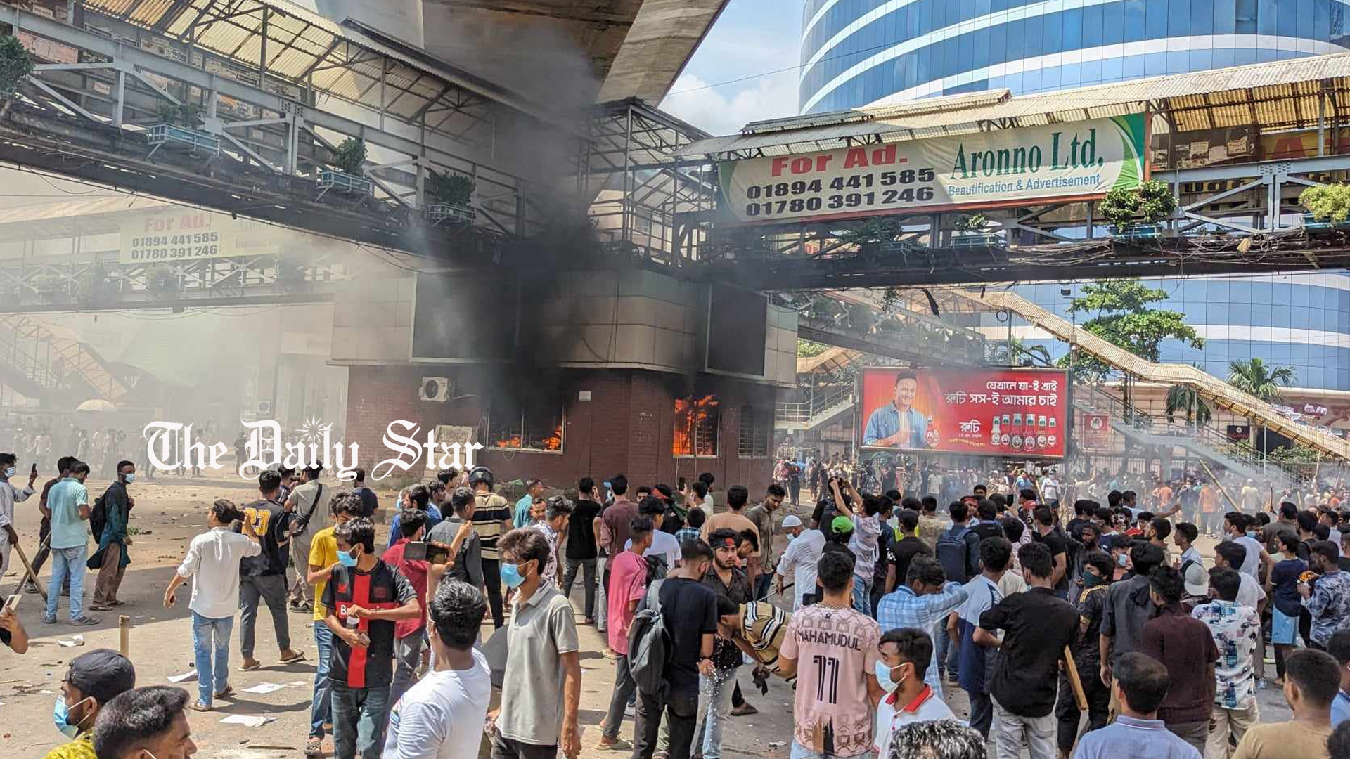 মিরপুর-১০ পুলিশ বক্সে আগুন: সীমিত হলো মেট্রোরেল চলাচল