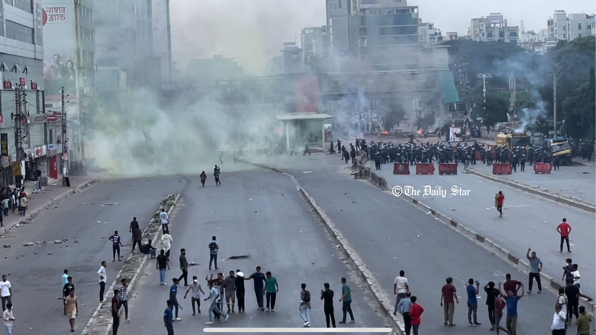 উত্তরায় অন্তত ৪ পুলিশ বক্সে আগুন, রাস্তায় নেমে চিকিৎসা দিচ্ছেন ডাক্তার-নার্স