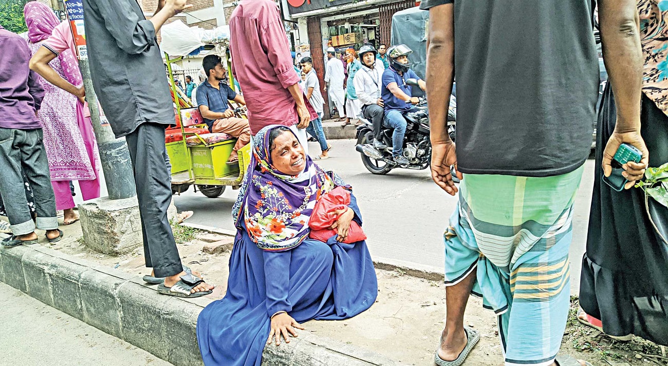 একনজর দেখার আশায় আদালতের সামনে