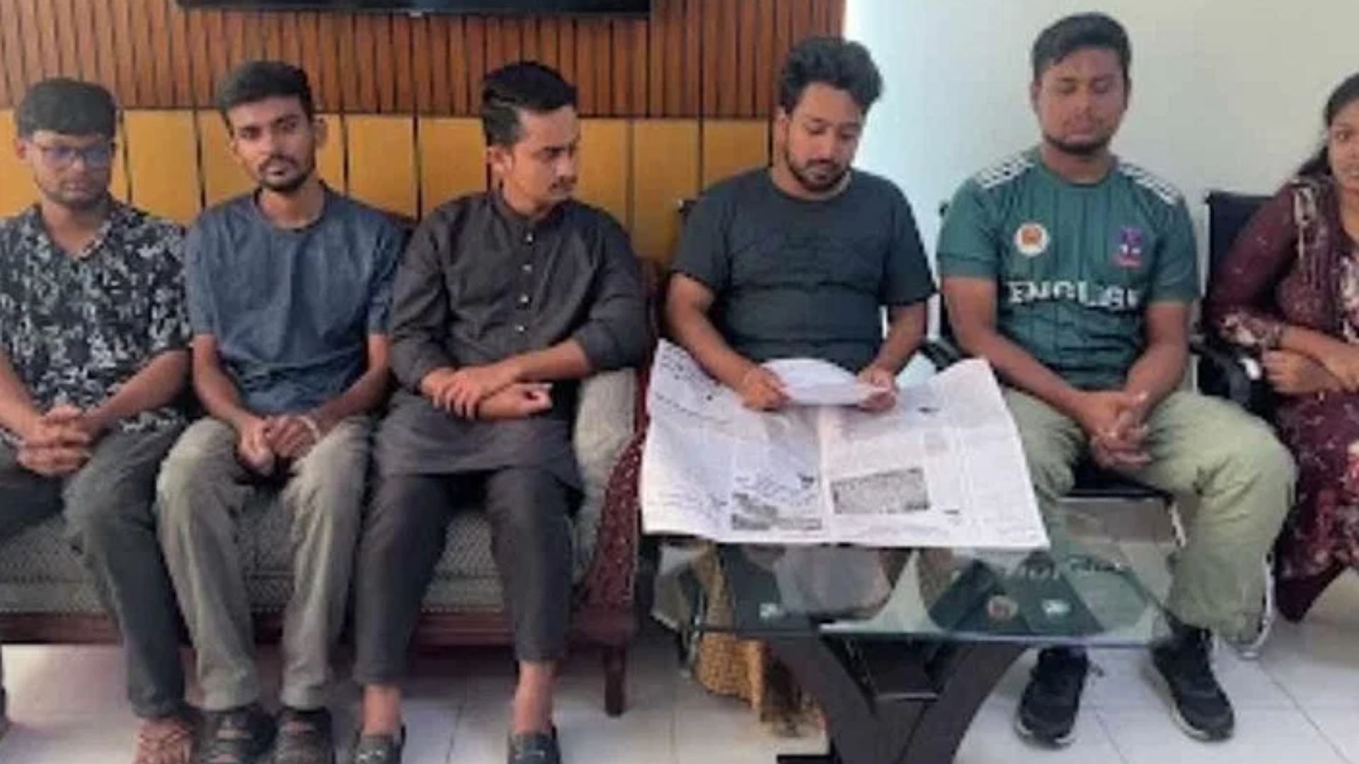 ডিবি কার্যালয় থেকে ভিডিও বার্তায় কর্মসূচি প্রত্যাহারের ঘোষণা ৬ সমন্বয়কের