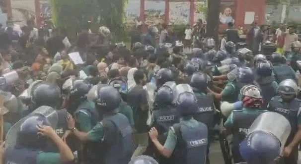 চট্টগ্রামে পুলিশের বাধা উপেক্ষা করে আদালত চত্বরে বিক্ষোভকারীরা