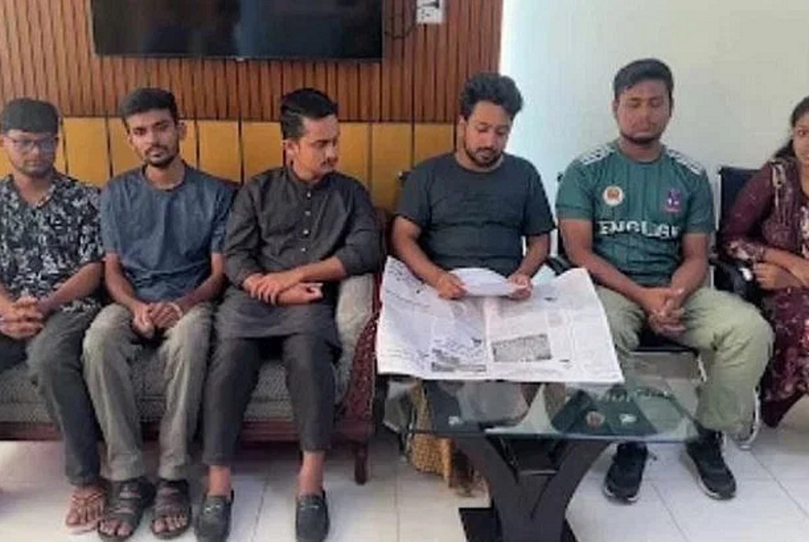 ছাড়া পেলেন ৬ সমন্বয়ক, গত ২ দিন ডিবি কার্যালয়ে তারা অনশনে ছিলেন