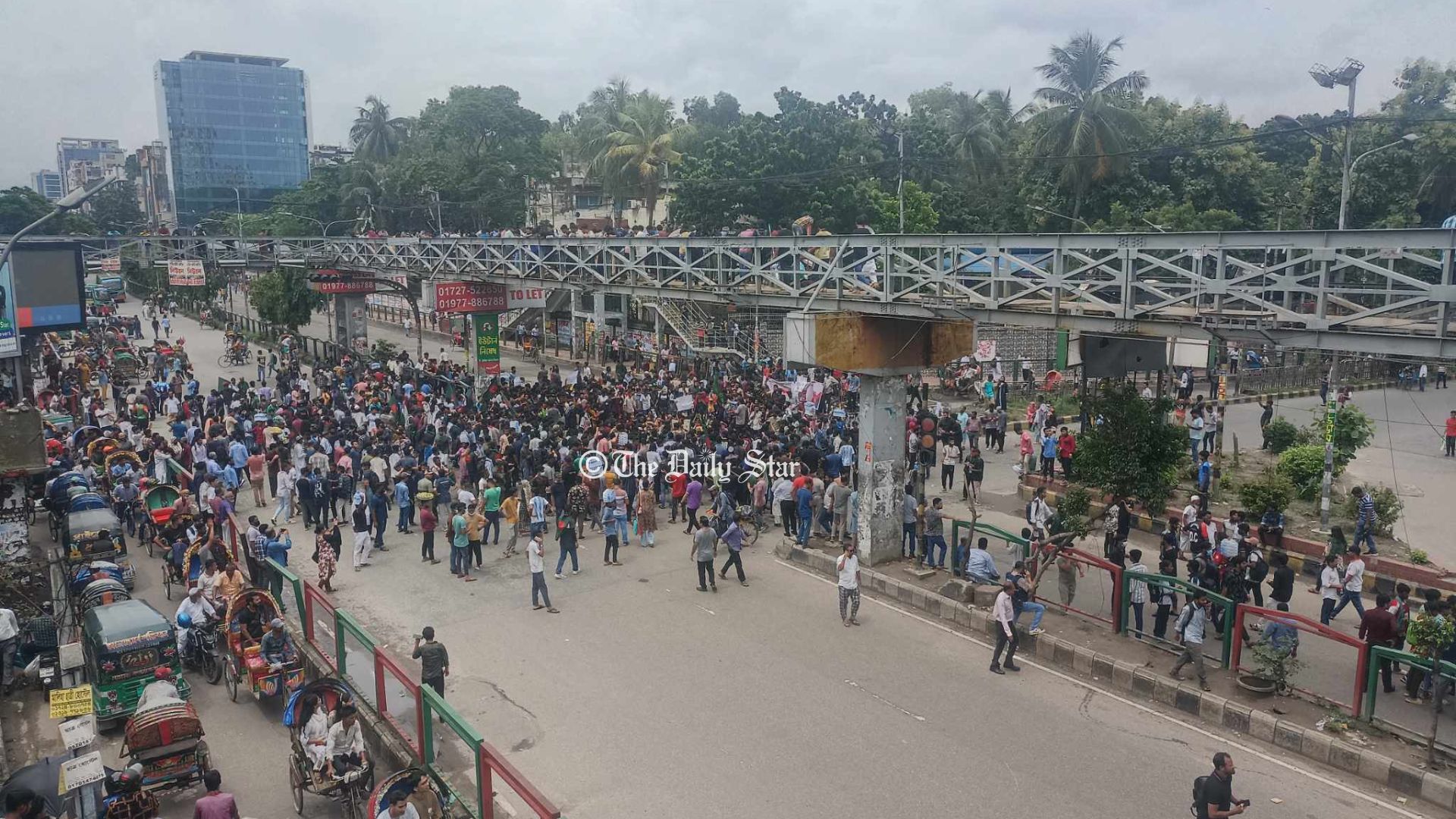 সায়েন্স ল্যাব মোড়ে বিক্ষোভকারীদের অবস্থান