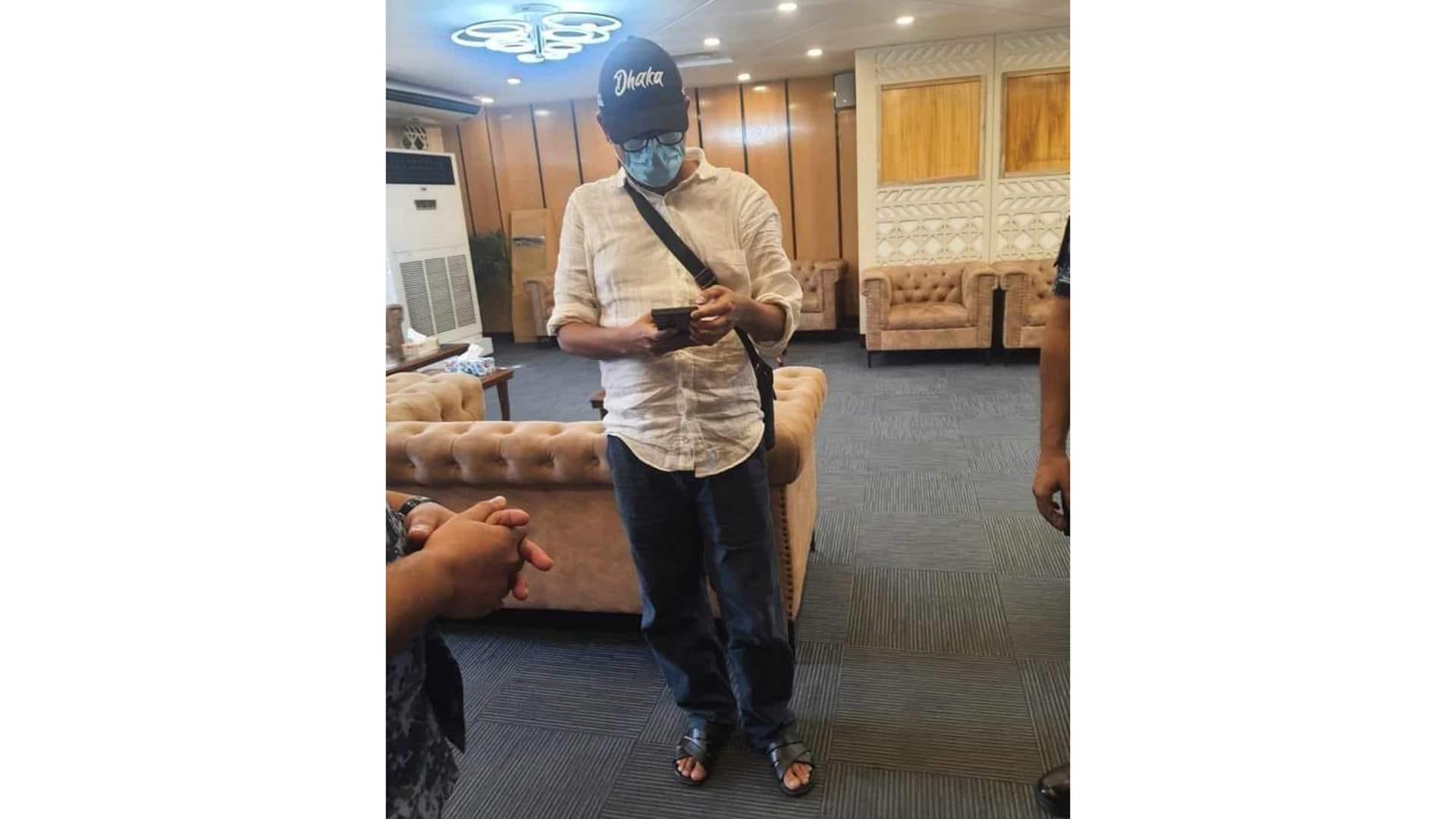 বিমানবন্দর থেকে পলক আটক