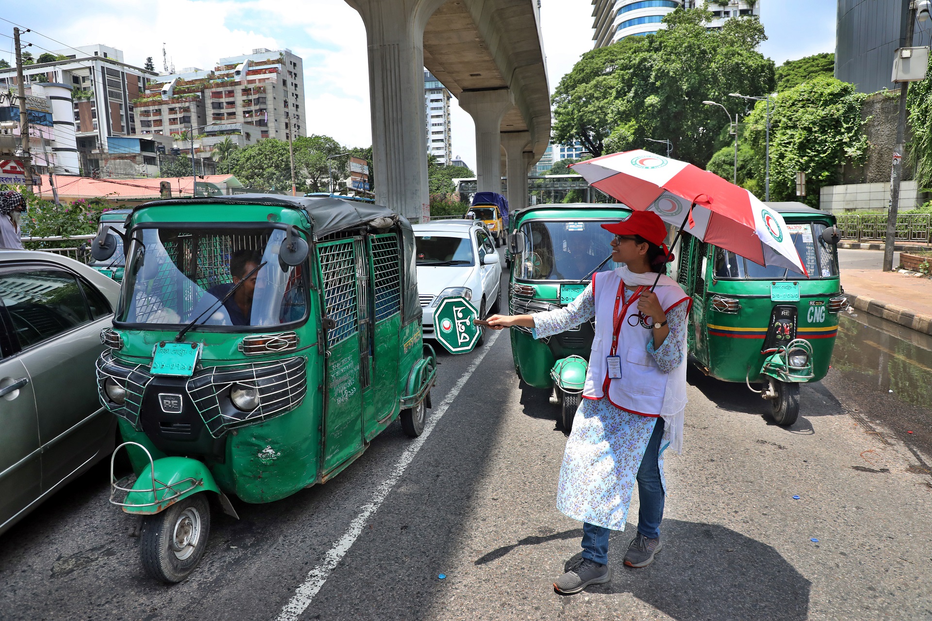 রাস্তায় ট্রাফিক নিয়ন্ত্রণে শিক্ষার্থীরা, খাবার-পানি-ছাতা দিয়ে সহযোগিতা করছে রাজধানীবাসী