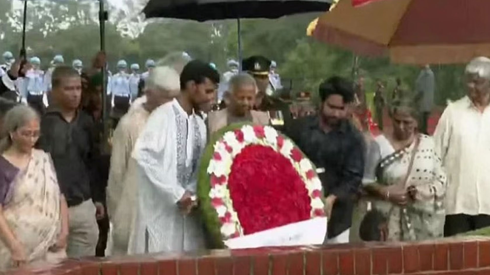 জাতীয় স্মৃতিসৌধে মুক্তিযুদ্ধে শহীদদের প্রতি ড. ইউনূসের শ্রদ্ধা