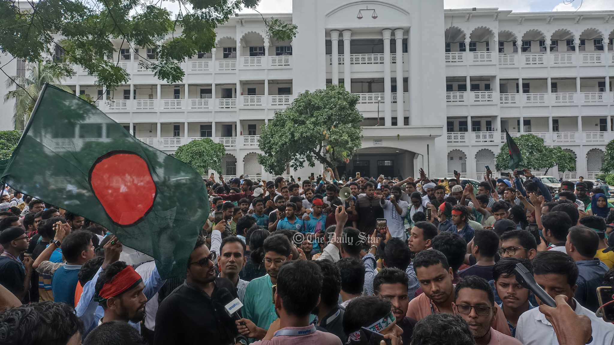 প্রধান বিচারপতিকে পদত্যাগের আল্টিমেটাম, সুপ্রিম কোর্ট ঘেরাও