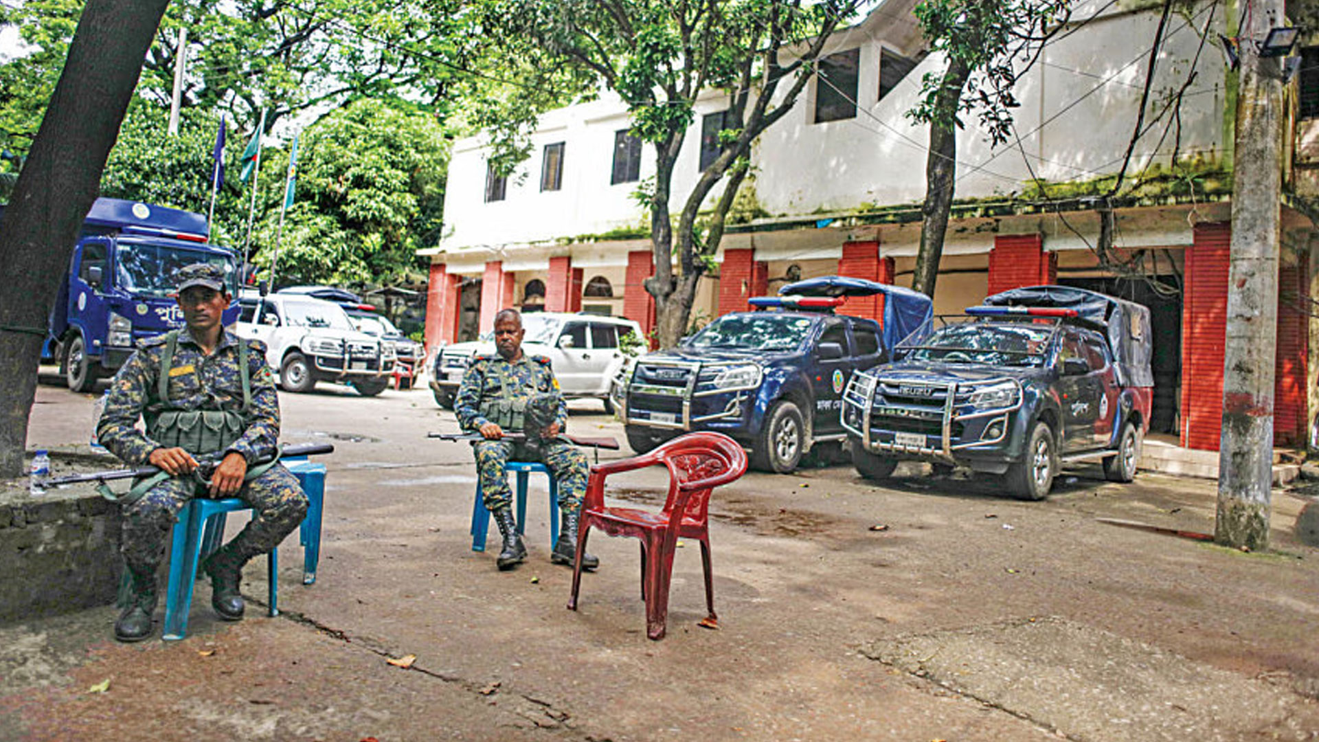 মাঠে নেই পুলিশ