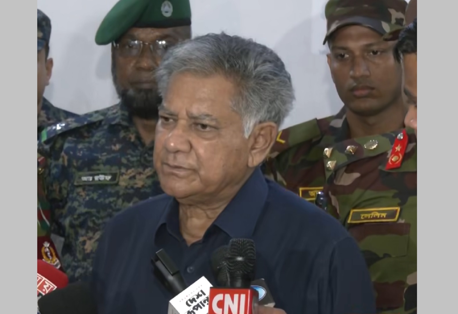 অবৈধ অস্ত্র ৭ দিনের মধ্যে থানায় ফেরত দিতে বললেন স্বরাষ্ট্র উপদেষ্টা